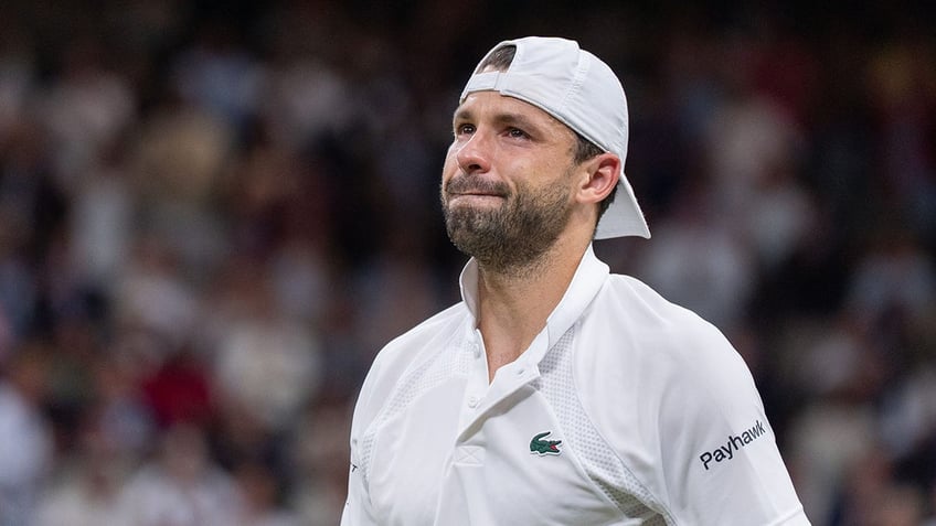 Grigor Dimitrov looks up at Wimbledon