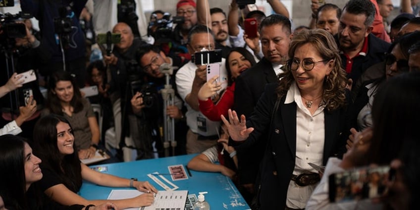 guatemalan presidential candidate wins in landslide but political elite could prevent him from taking office