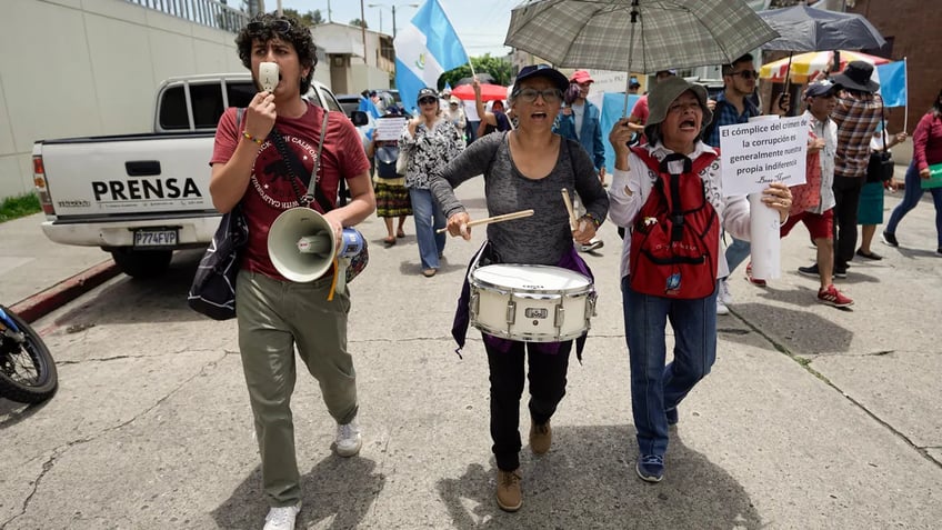 guatemalans protest court interference in presidential election