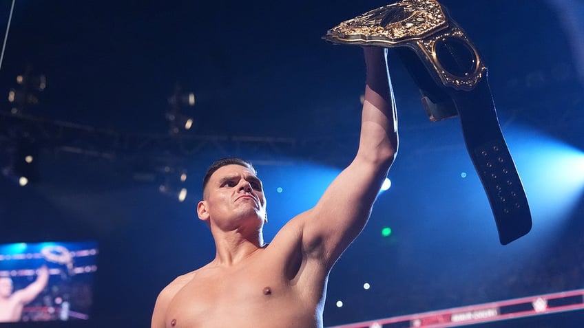 Gunther holds the belt