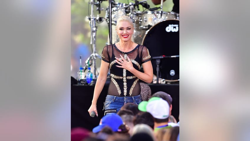 gwen stefani holding cross necklace while on the today show