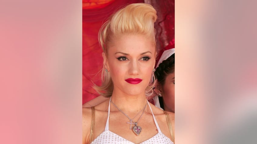 gwen stefani wearing two cross necklaces in 2005 