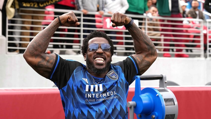 Patrick Willis flexes