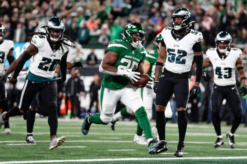 hall runs for a td after adams int and jets shock eagles 20 14 to send philly to its first loss