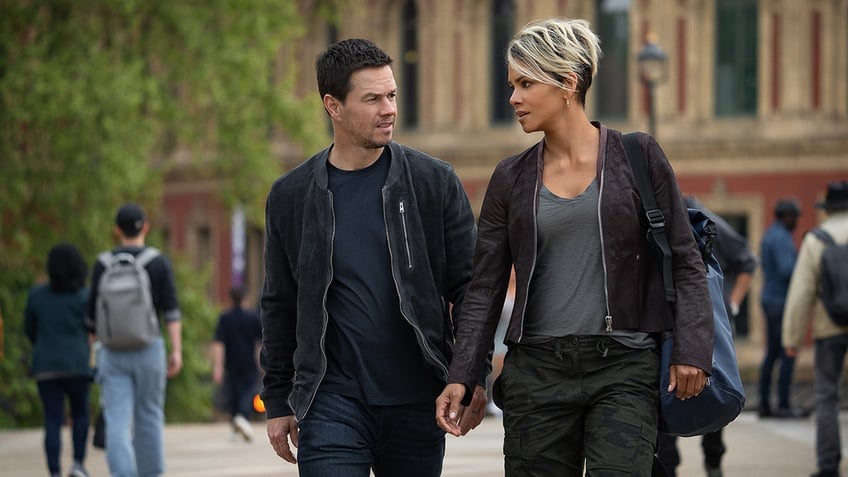 A photo of Mark Wahlberg and Halle Berry in "The Union"