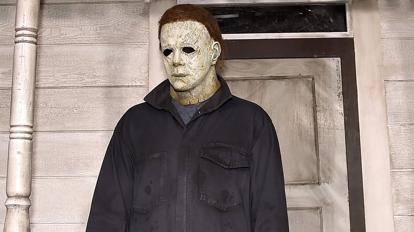 halloween is 45 jamie lee curtis 200 wardrobe budget and inspiration for damn scary michael myers mask