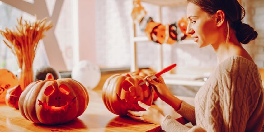 halloween is heaven for horror loving ohio woman whos spent 2000 on spooky items for her house