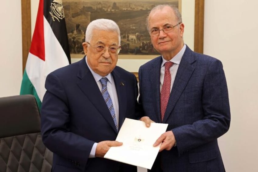 Palestinian president Mahmud Abbas (L) appointed Mohammad Mustafa as new Palestinian prime