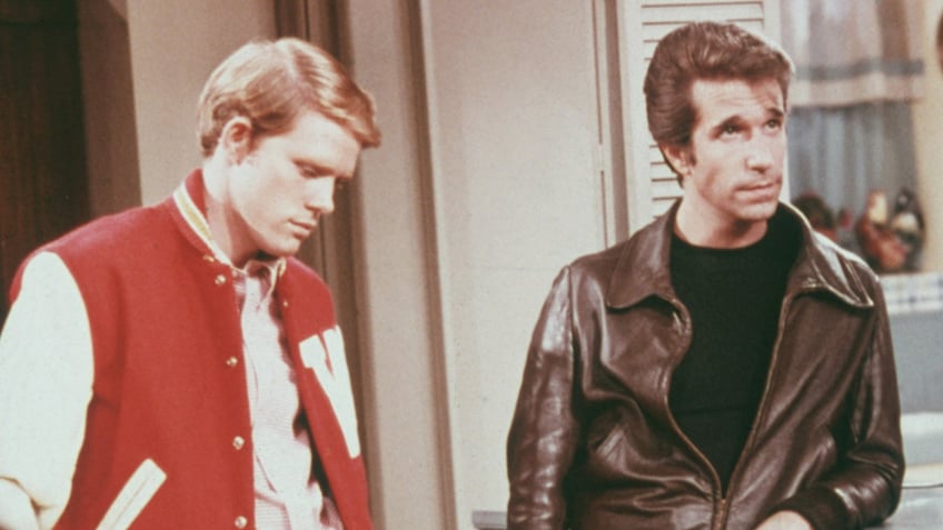 happy days star henry winkler says friendship with ron howard was tested as fonzie popularity soared