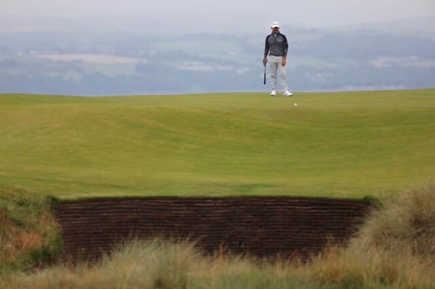 harman steadies himself at british open to keep a 5 shot lead