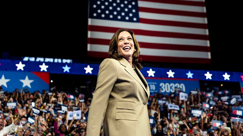 Harris at Glendale, Arizona rally