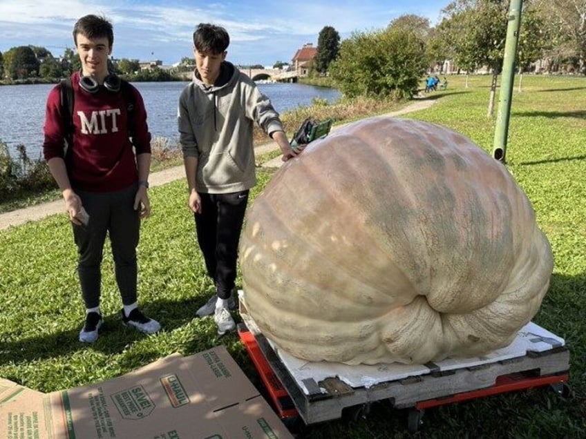 harvard student paddles across charles river in 1400 lb pumpkin