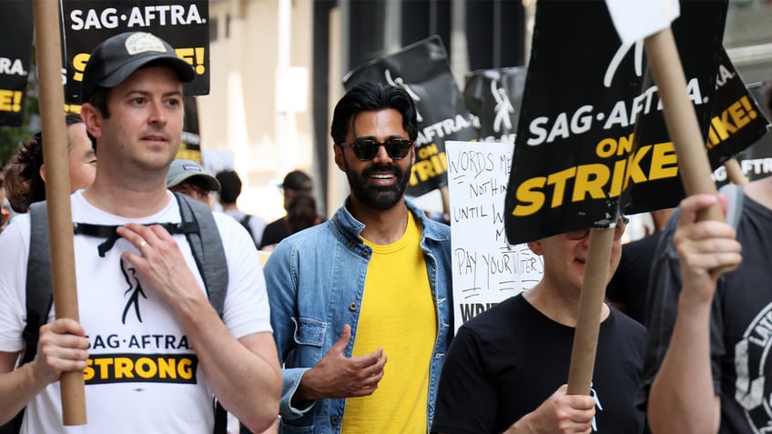 hasan minhaj responds to allegations of faking racism i made artistic choices and i am sorry