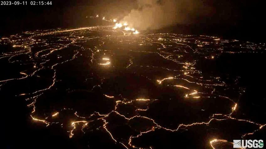 hawaiis kilauea volcano spews lava fountains as lake of molten rock lights up night video shows