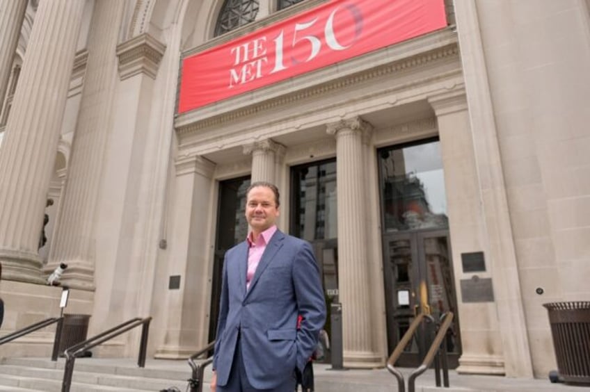 head of new yorks met museum pledges to return trafficked art