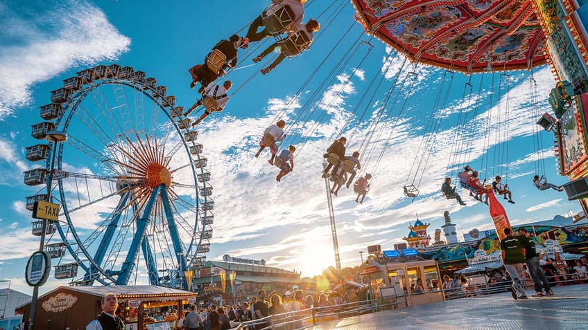 Theme park carousel ride