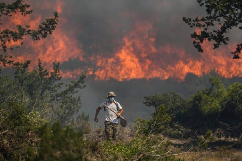 heat wave returns as greece grapples with more wildfire evacuations