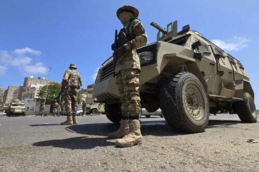 heavy fighting again erupts in capital of fractured libya