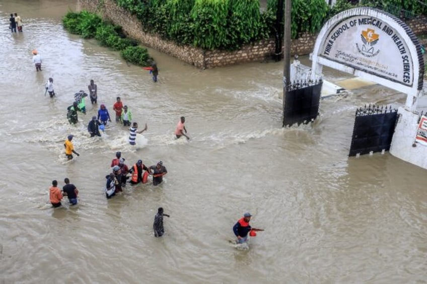 heavy rain in kenya affects tens of thousands disrupts cargo