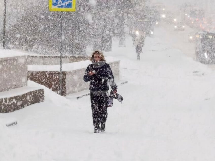 heavy snowfall hits moscow as russian media report disruption on roads and at airports