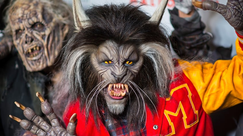 Heidi Klum dressed as the werewolf from Michael Jackson's "Thriller" music video.