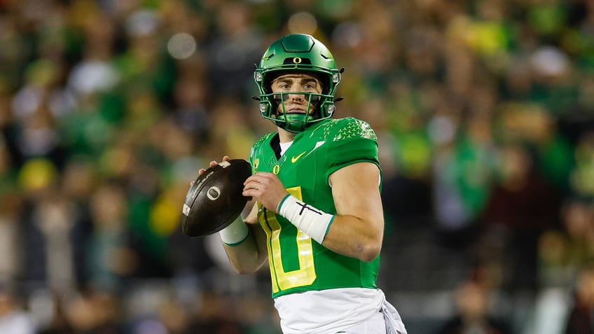 heisman trophy power rankings bo nix tops odds as pac 12 championship showdown awaits