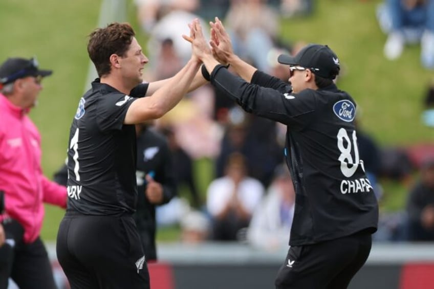 New Zealand's Matt Henry (left) celebrates the wicket of Sri Lanka's Pathum Nissanka with