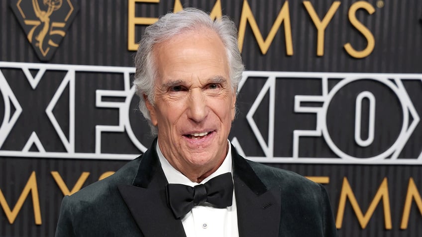 henry winkler reveals hes still waiting for patrick mahomes to take up his dinner offer hes never called