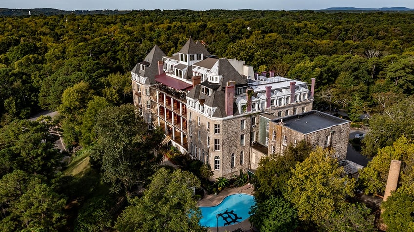 Outside photo of haunted hotel in Arkansas