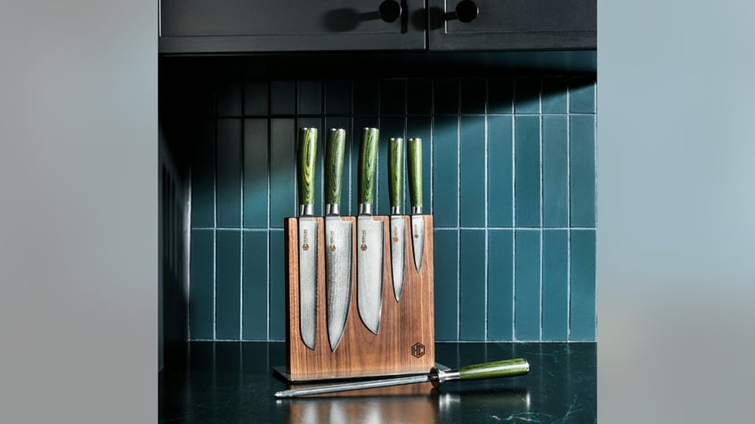 This set includes essential kitchen knives.