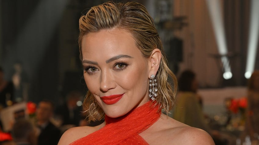 hilary duff told to simmer down after slamming fan for mean comment