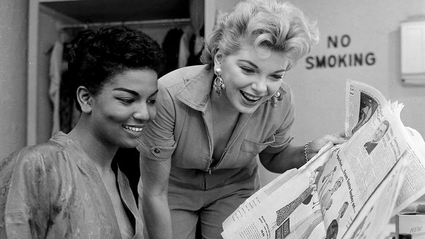 hitchcock muse kim novak recalls forbidden sammy davis jr romance i never thought of race