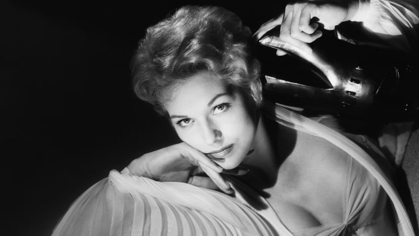 hitchcock muse kim novak recalls forbidden sammy davis jr romance i never thought of race