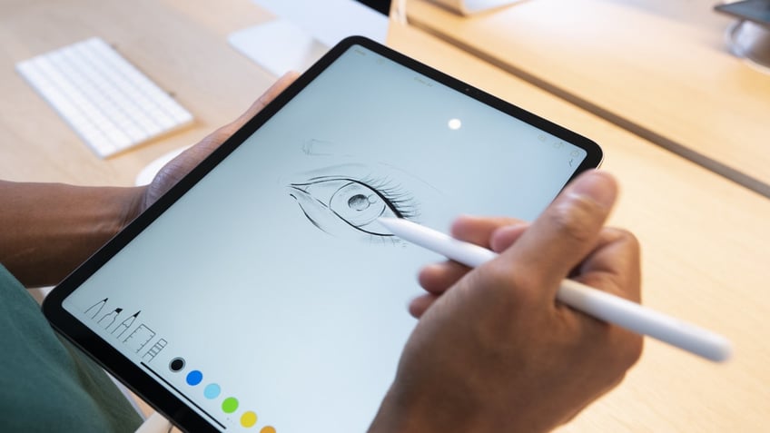 Person drawing on an iPad