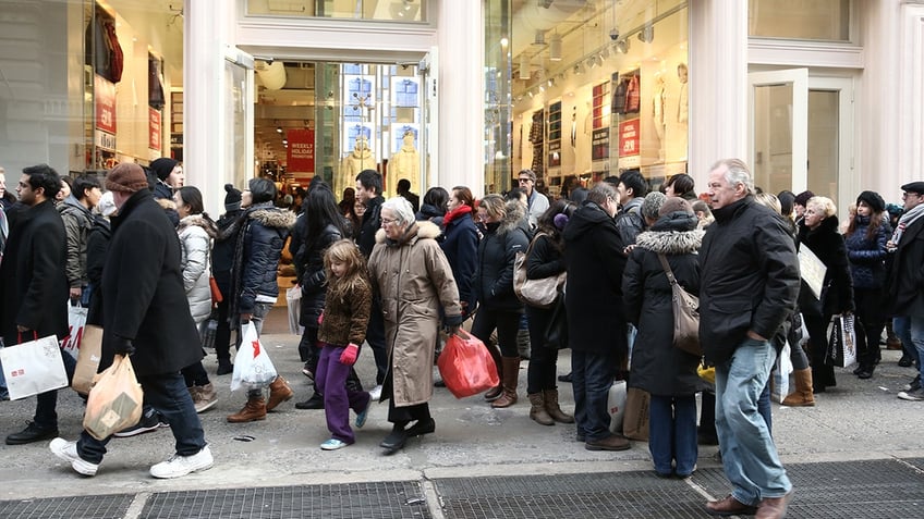 holiday shoppers need to keep head on a swivel as expert predicts hostile season