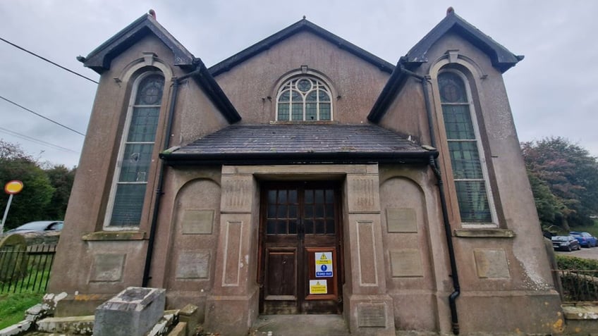 home in the middle of a cemetery is up for sale ahead of the spooky halloween holiday see the photos