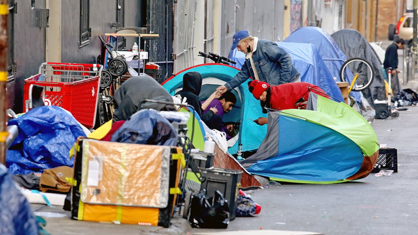 homeless man horrifies san francisco neighborhood with free fentanyl 4 new users sign