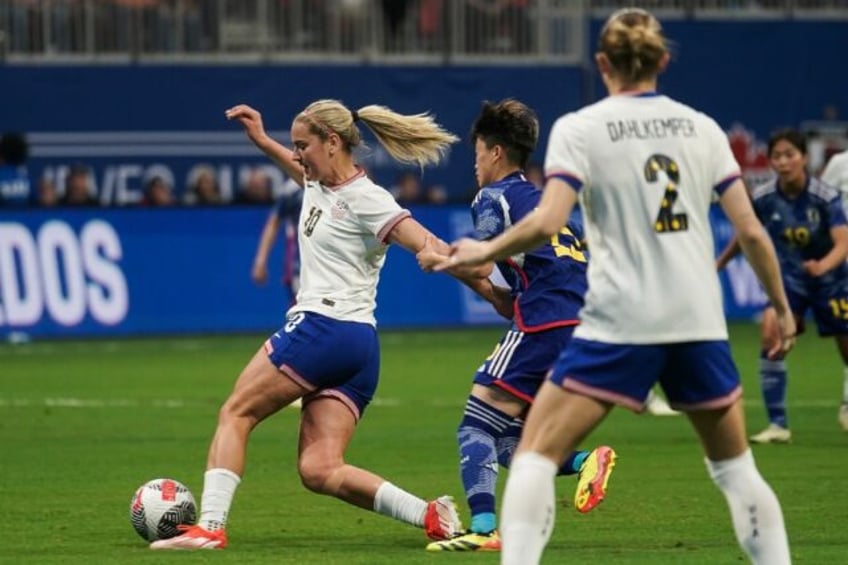 USA's Lindsey Horan controls the ball during the SheBelieves Cup semifinal match between U