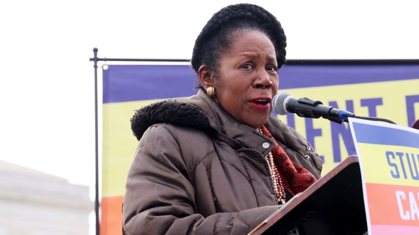 houston mayoral candidate sheila jackson lee tells supporters to vote on wrong date