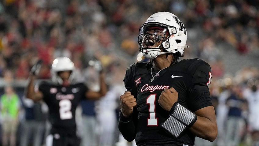 houston pulls off stunning victory over west virginia with last second hail mary touchdown pass