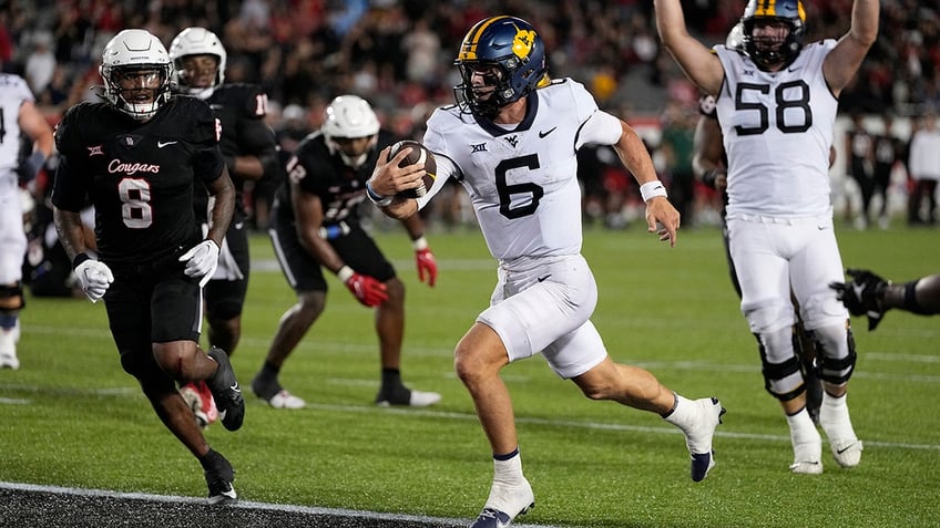 houston pulls off stunning victory over west virginia with last second hail mary touchdown pass