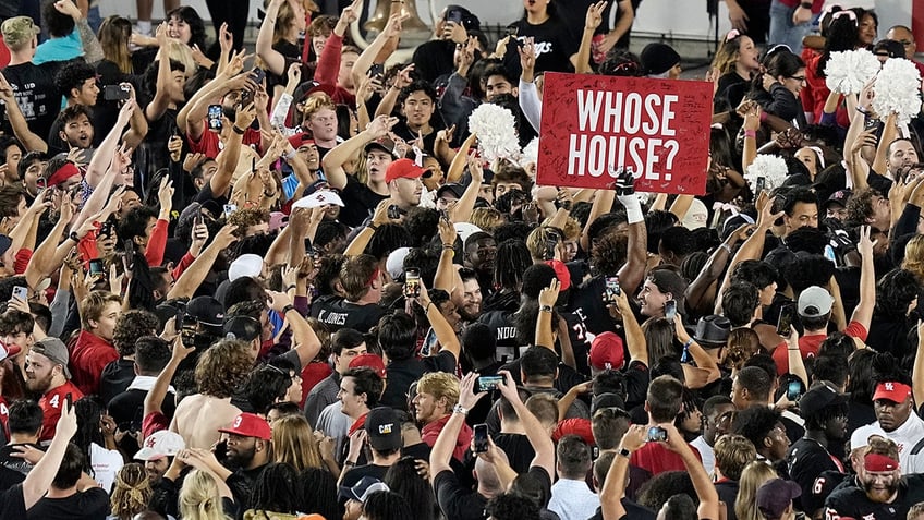 houston pulls off stunning victory over west virginia with last second hail mary touchdown pass