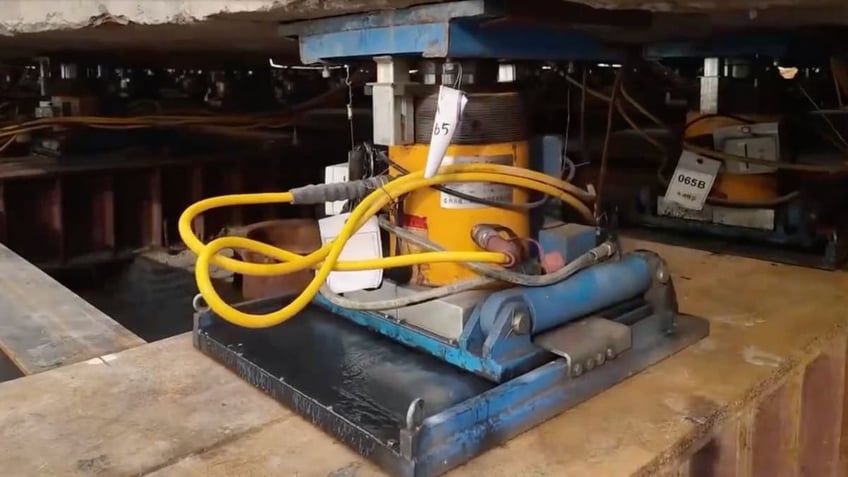 robots moving building 4