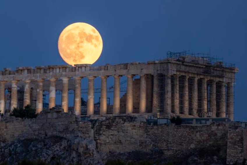 how a group of ancient sculptures sparked a dispute between greece and the uk