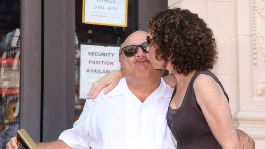 Rhea Perlman Danny DeVito kissing