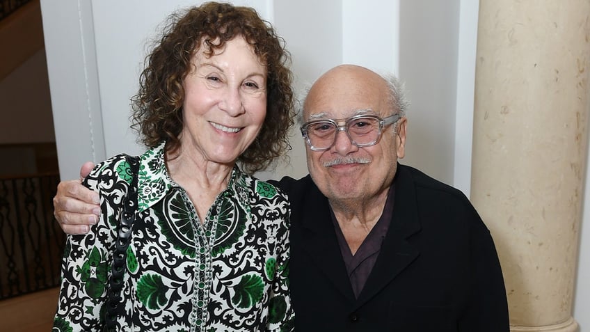 rhea perlman danny devito smiling