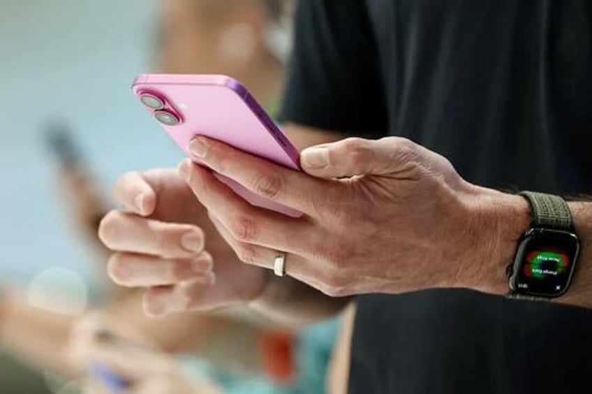how hackers can control your phone with zero click attack