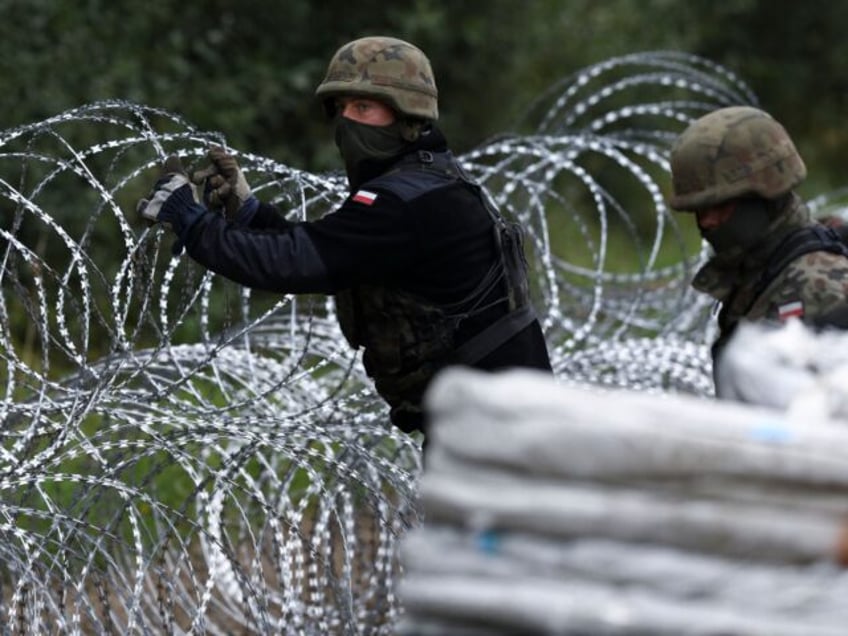 how its done polish guards repel migrants from trying to violently breach belarusian border