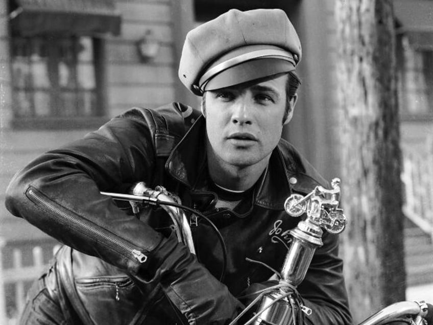 1953: American actor Marlon Brando as gang leader Johnny in 'The Wild One', dire