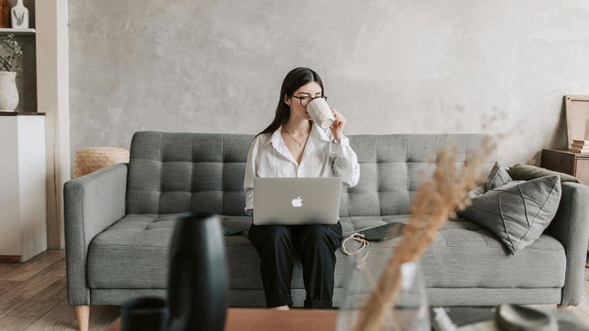 WOMAN ON laptop